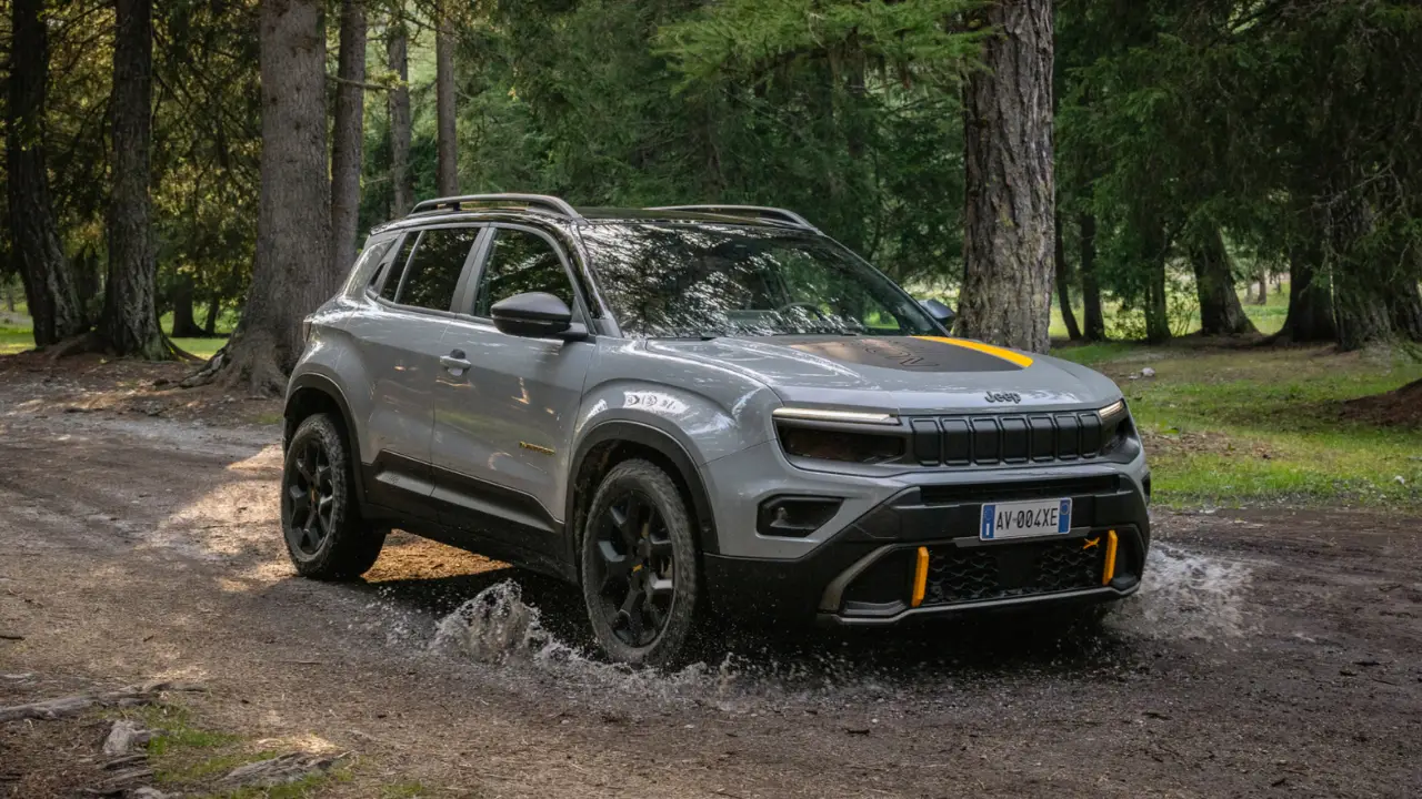Jeep Avengere 4xe versione North Face nel fango