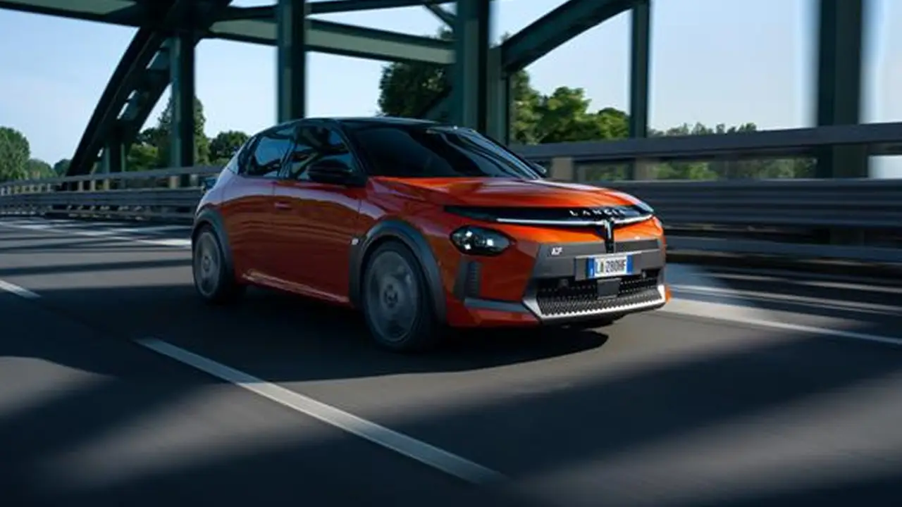 Lancia Ypsilon HF arancione su strada
