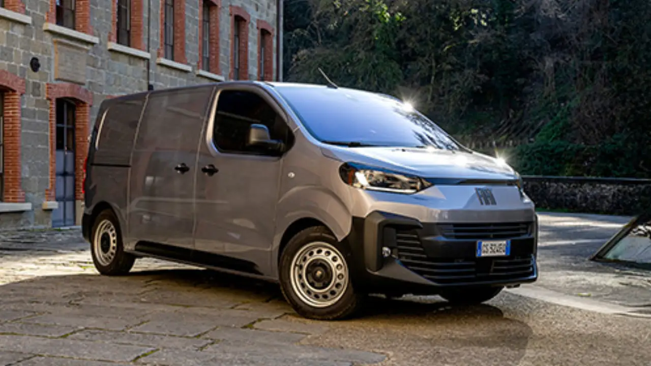 Fiat E-Scudo grigio parcheggiato davanti una casa