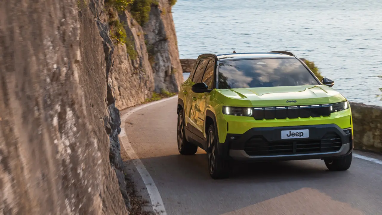 Jeep nuova compass verde in strada