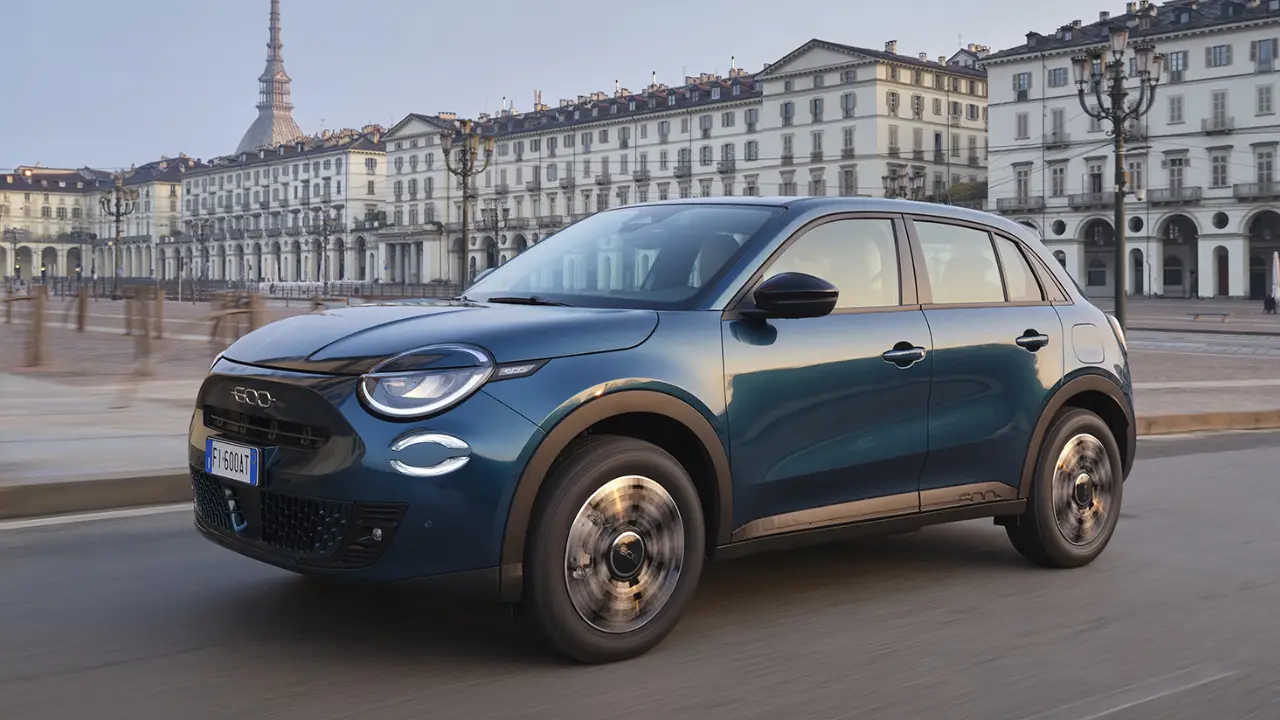 Fiat 600 benzina blu con sfondo Torino