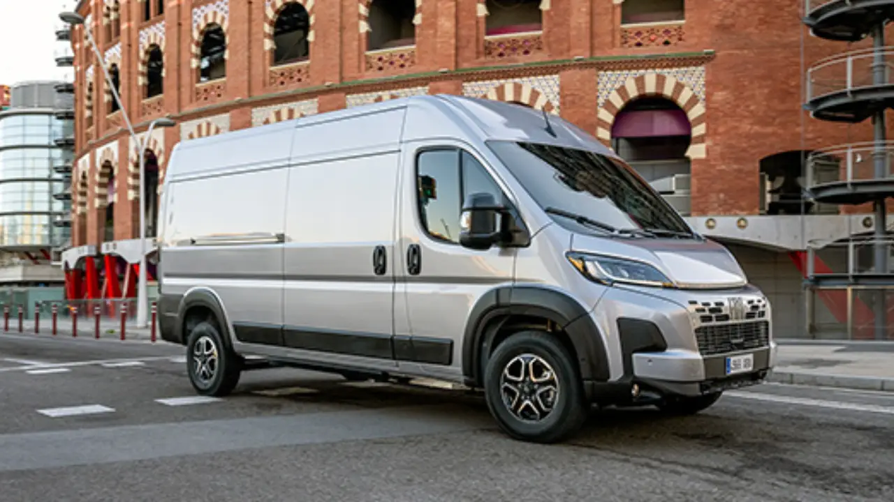 Fiat E-Ducato bianco in strada