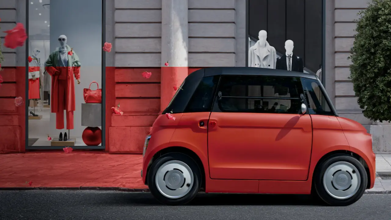 Fiat Topolino corallo davanti delle vetrine