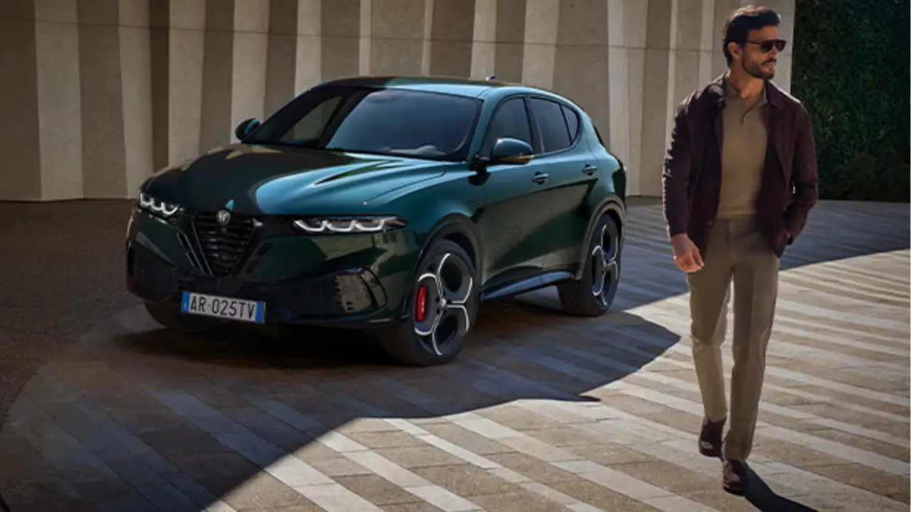 Alfa Romeo Tonale blu parcheggiata con un uomo affianco