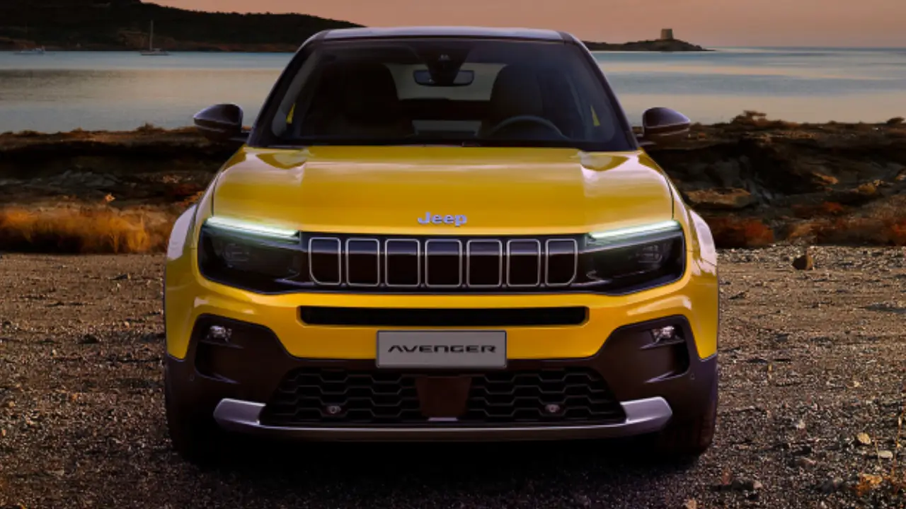 Jeep avenger gialla sul terreno