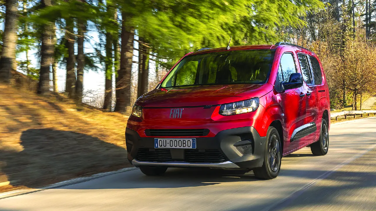 Fiat Qubo L 5 posti colore rosso su strada asfaltata