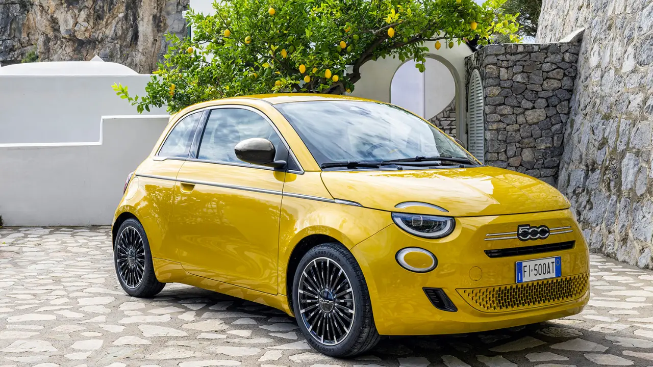 Fiat 500 gialla vicino un albero di limoni