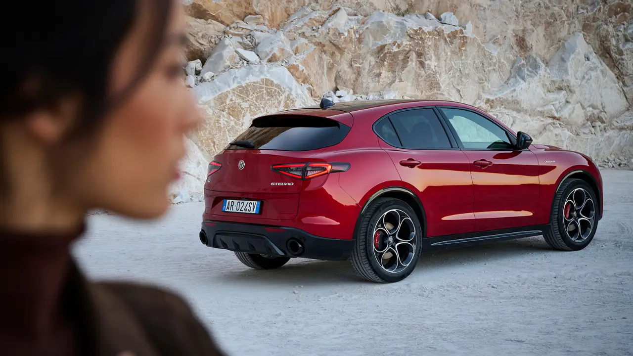 Alfa Romeo Stelvio rossa con una donna in primo piano