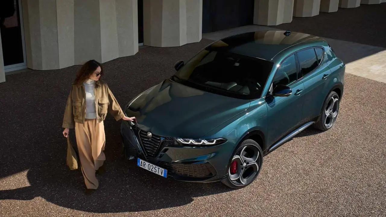 Alfa Romeo Tonale parcheggiata con una donna che la tocca