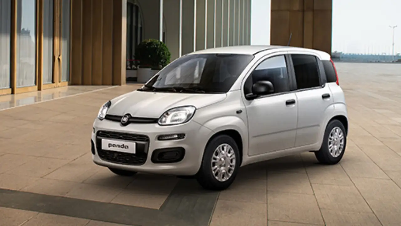Fiat Pandina Van bianca parcheggiata in una piazza