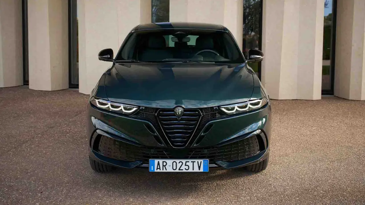 Alfa Romeo Tonale ibrida plug-in vista di fronte