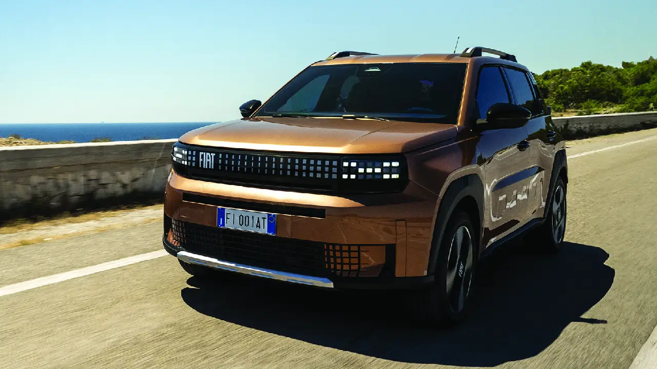 Nuova Fiat Grande Panda colore Bronzo che corre sull'asfalto