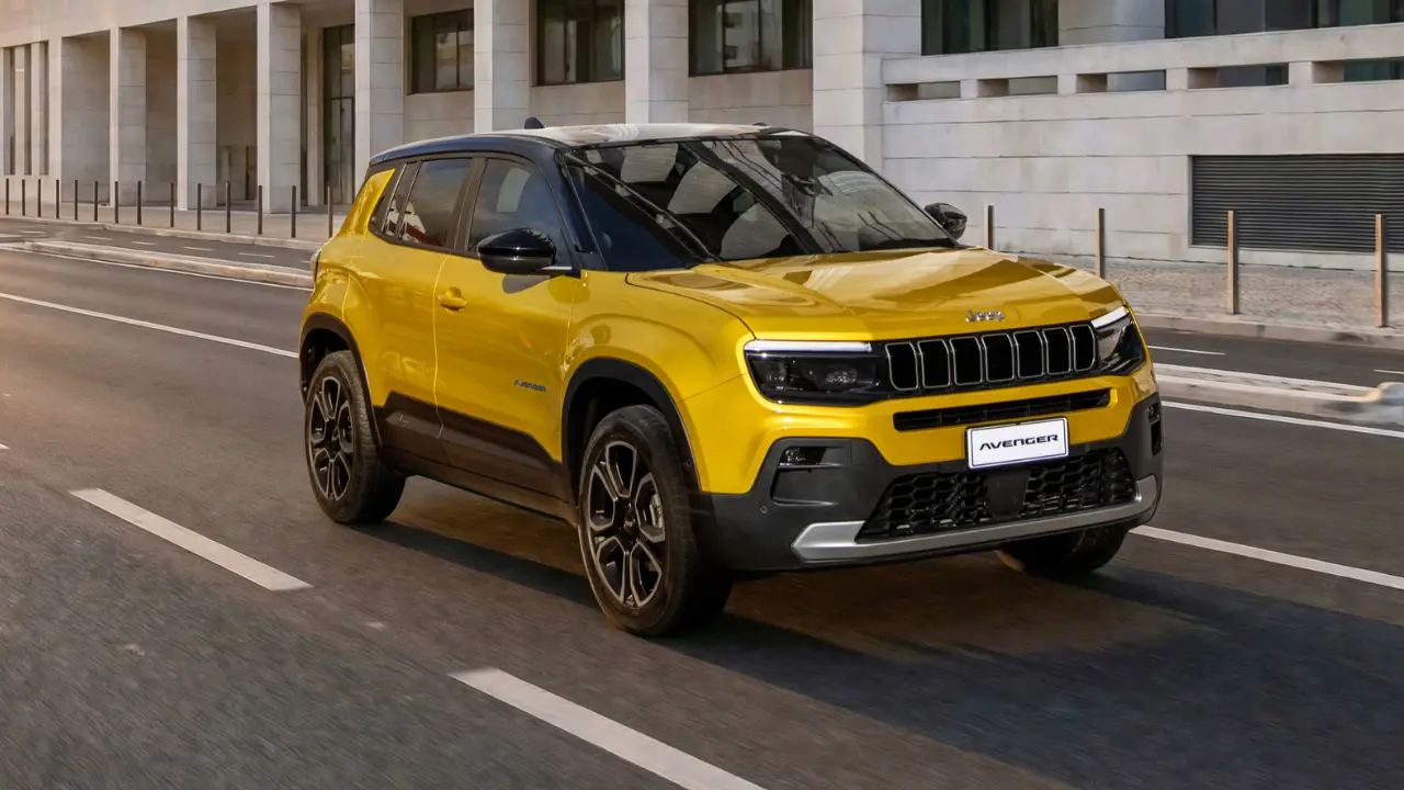 Jeep Avenger gialla in strada