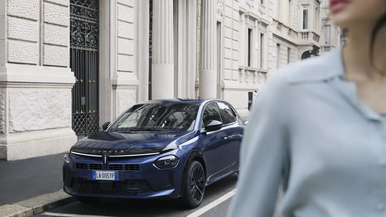Lancia ypsilon blu parcheggiata con una donna in primo piano