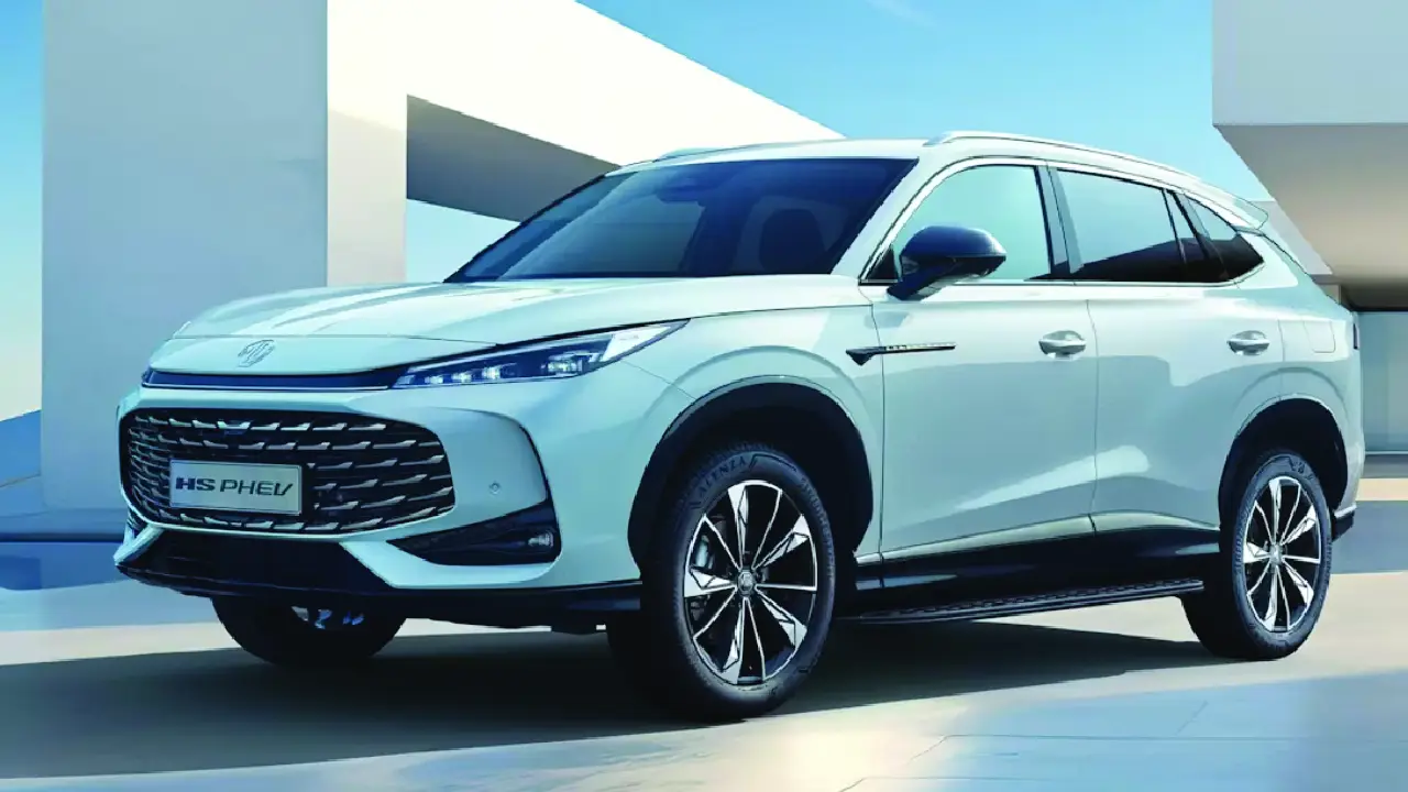 MG HS phev Plug-In colore bianco con sfondo minimal