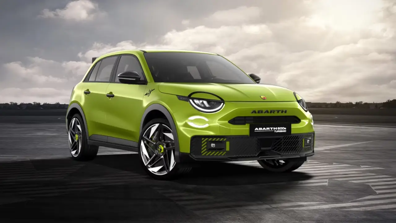Abarth 600e turisimo verde acido in pista
