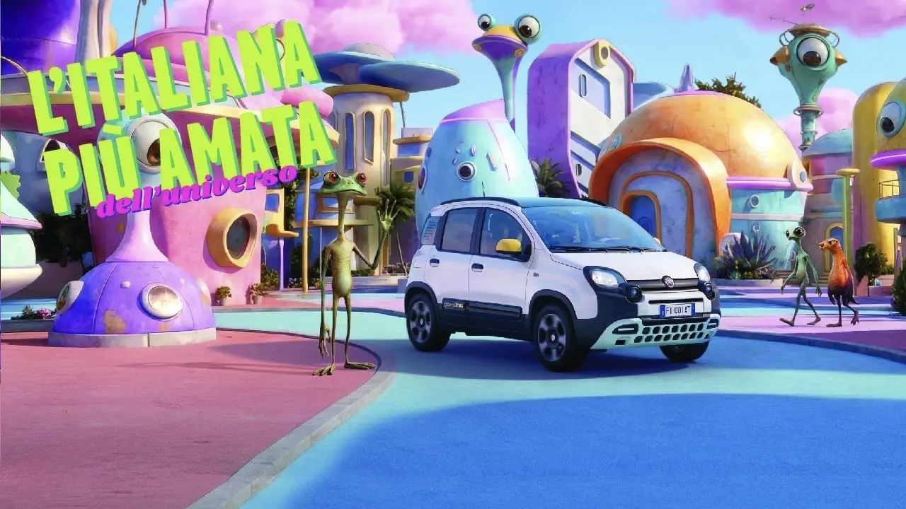 Fiat Panda bianca in un villaggio fantastico colorato pieno di alieni