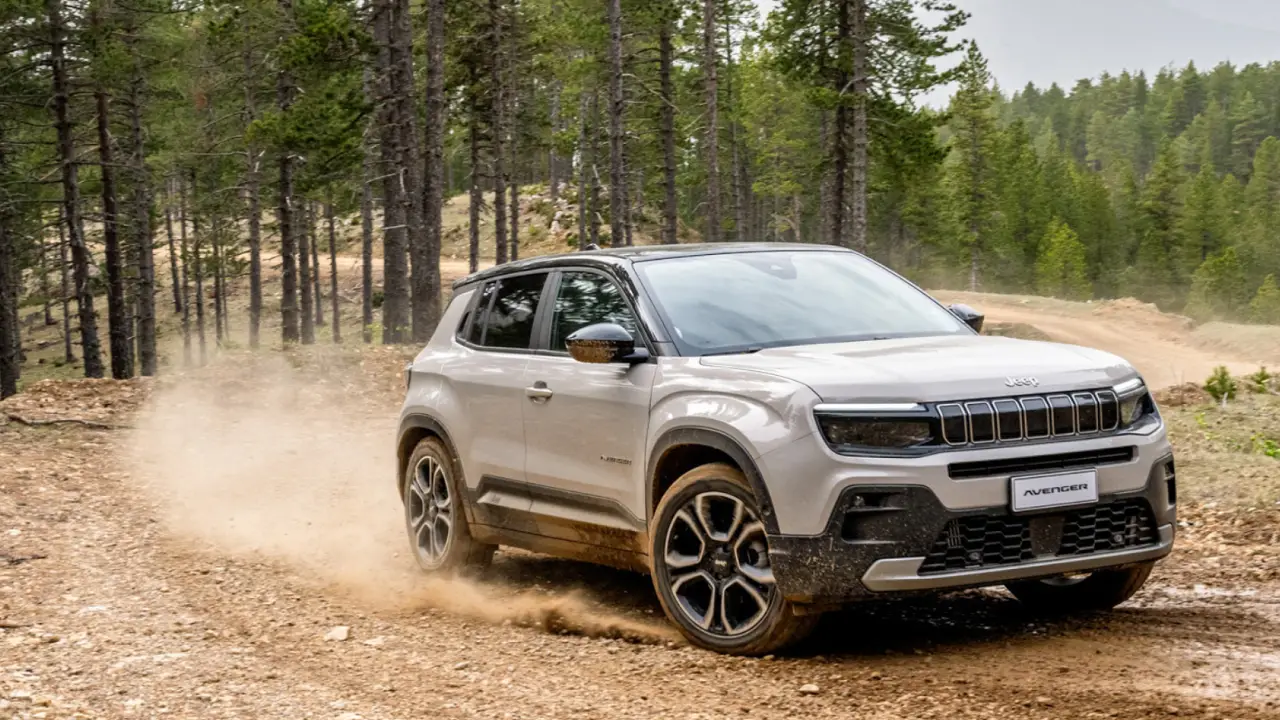 Jeep Avenger grigia sul terreno
