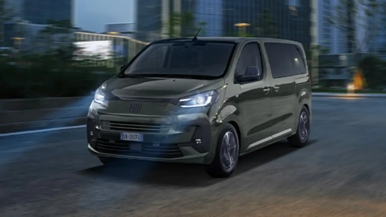 Fiat Ulysse verde con i fari accesi nella notte