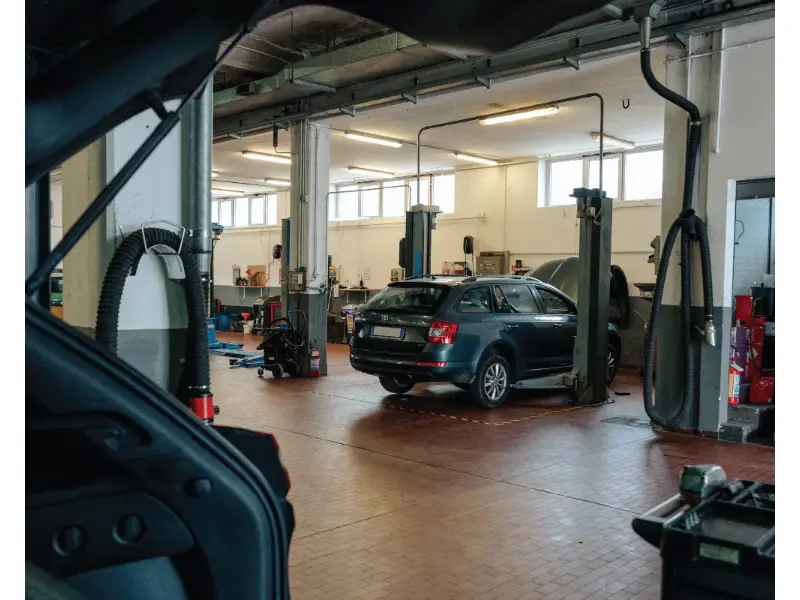 Officina Frentauto con Skoda Octavia e attrezzi da lavoro per meccanici specializzati