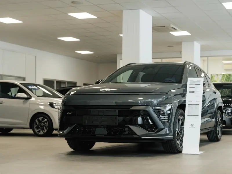 Hyundai Kona NLine colore grigio nello showroom di Frentauto Spa a Civitanova Marche
